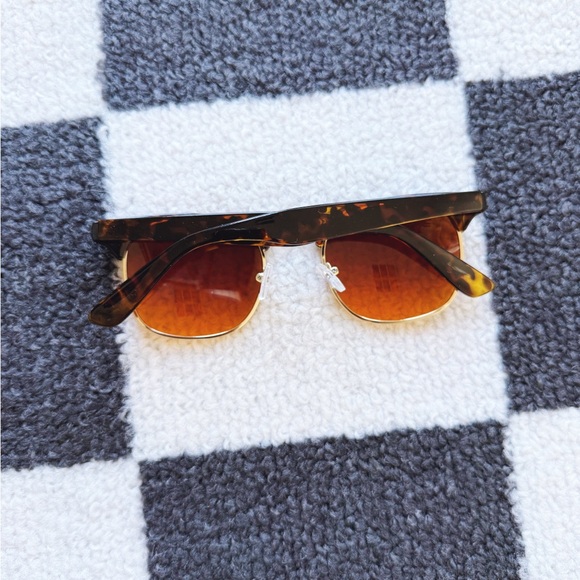 Vintage Style Wayfarer Sunglasses - Picture 4 of 5